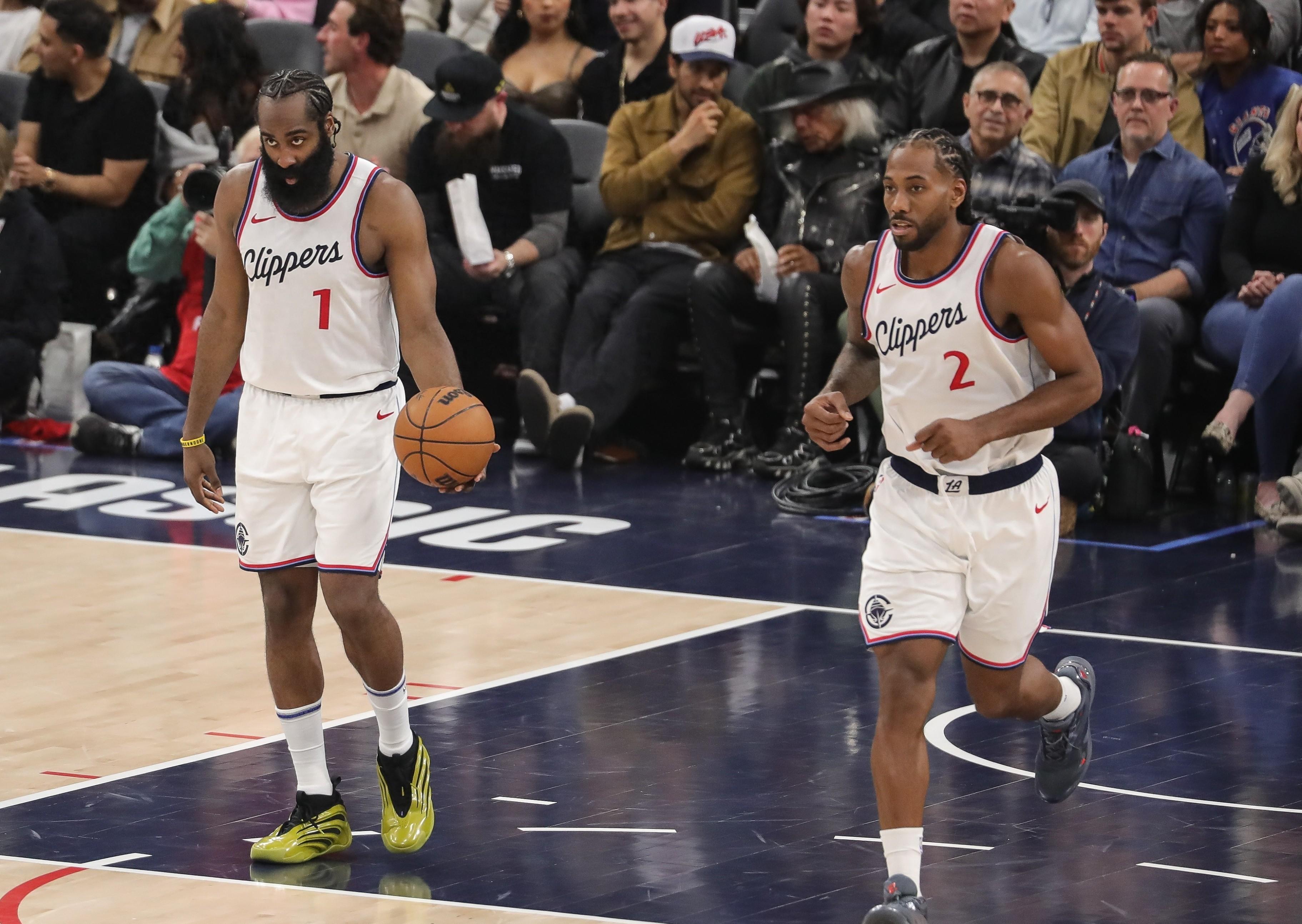 爱游戏APP包含太狠了！迈阿密热火迎NBA季后赛关键赛多伦多猛龙关键时刻篮板制胜，赛前亚特兰大调整名单以备欧篮联的词条