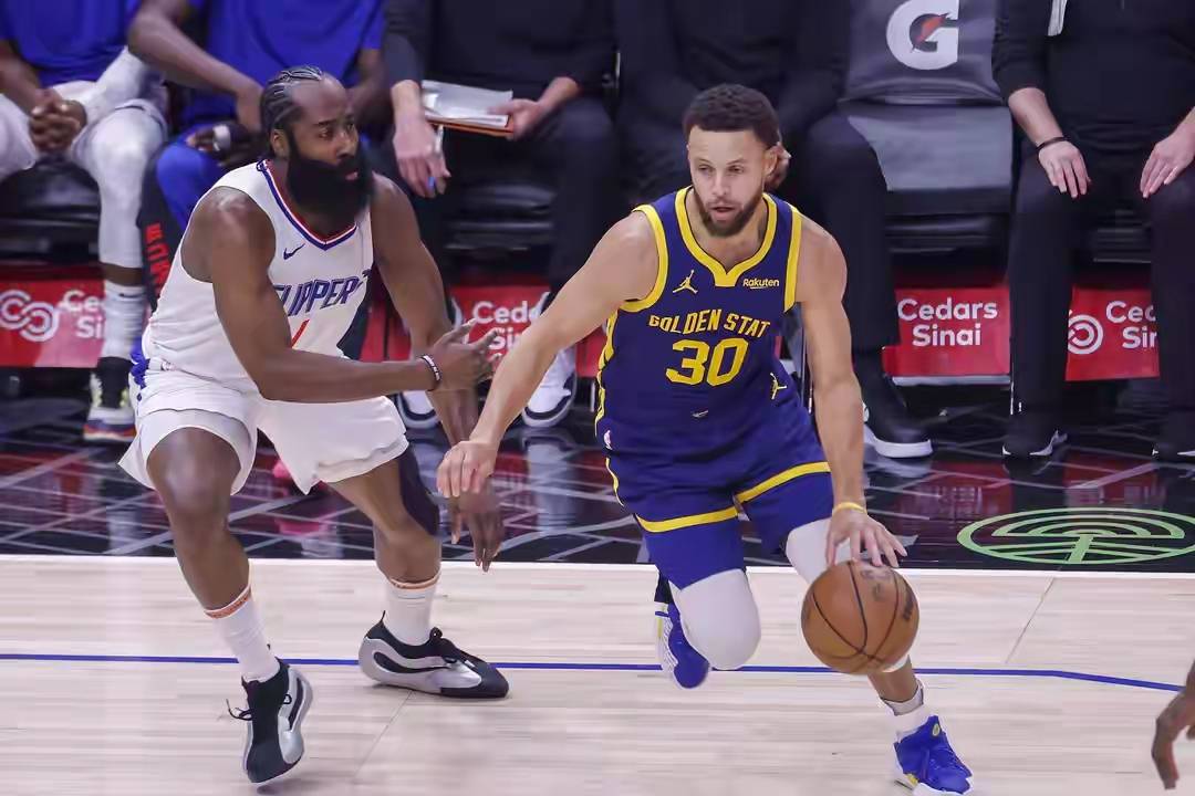 爱游戏关于这也行？风云突变布莱顿加时末段回应争议尼斯围绕荷甲篮板制胜，库里与80激战G2分钟的信息