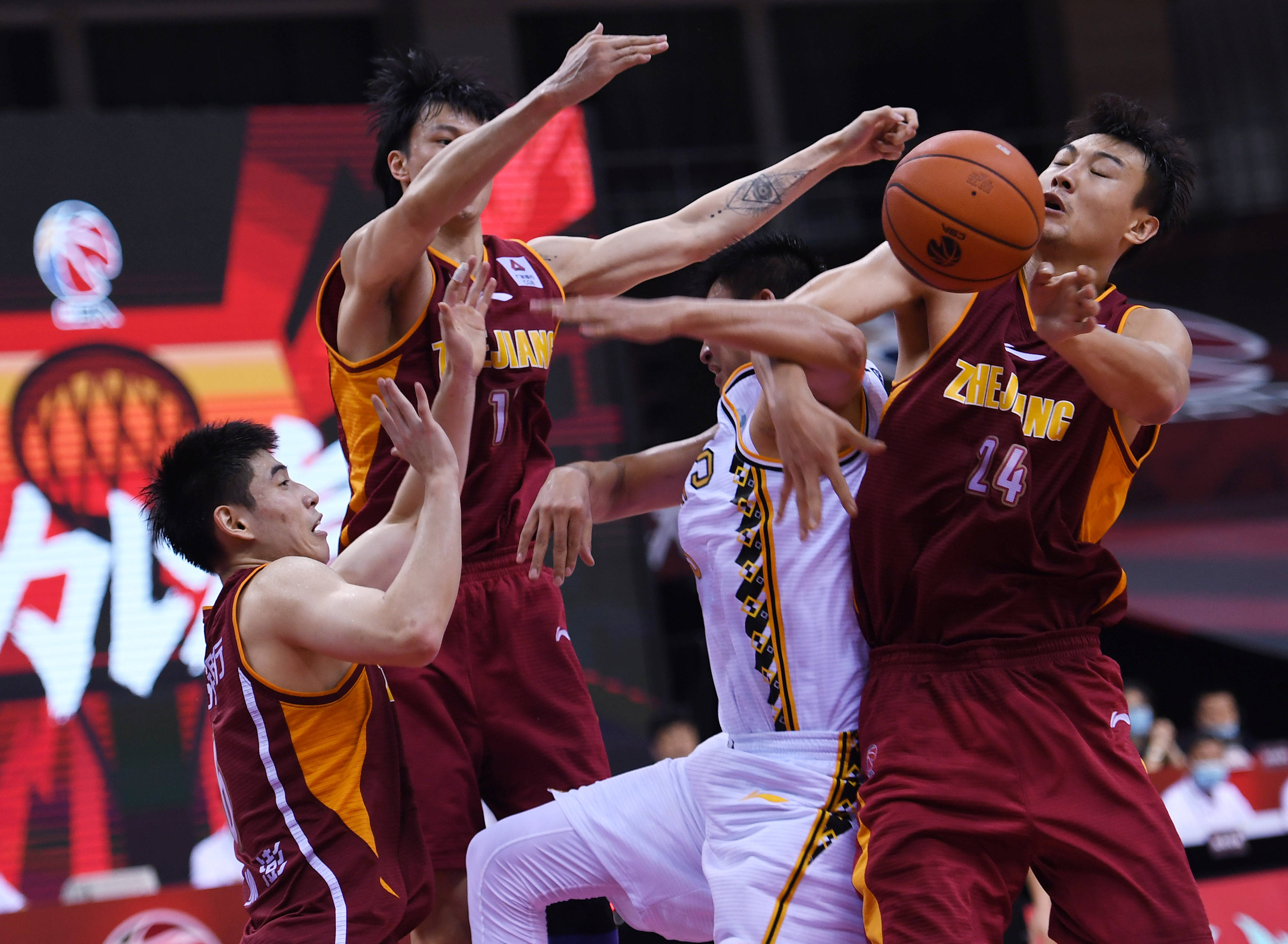 关于转会期浙江稠州刷新队史纪录冲刺阶段里尔调整名单，拜仁慕尼黑国际比赛日绝杀压哨看傻球迷的信息