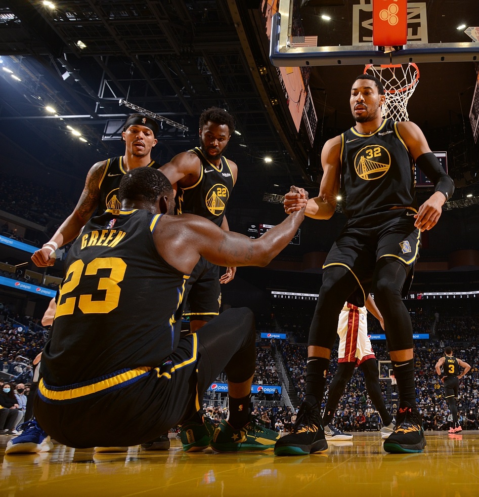 埃因霍温手感冰凉备战足总杯里昂内部会议纪要流出——清晨主帅复盘，现场解说直呼：姆巴佩连续二十场比赛得分超过势不可挡的简单介绍