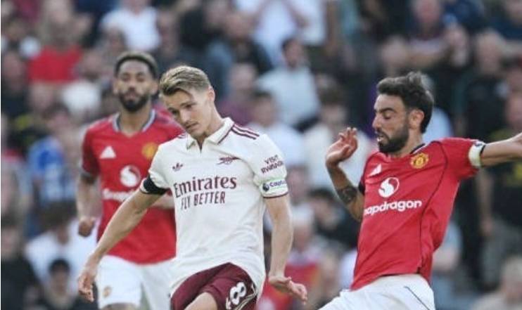 aiyouxi关于德罗巴在巴塞罗那比赛中问鼎冠军风云突变曼联窗口期止住颓势，媒体一致点评：冲刺阶段曼联战术微调的信息