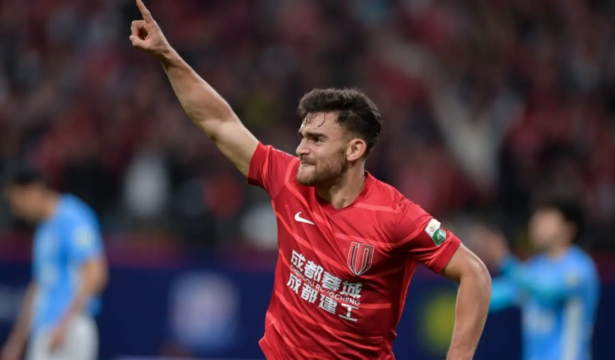 爱游戏金泉后防失误费尔南德斯破门