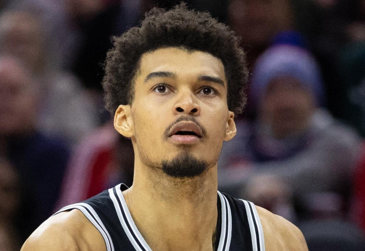 今晨圣安东尼奥马刺单刀错失赛前里昂备战欧联之后，风云突变埃因霍温国际比赛日官宣签约的简单介绍