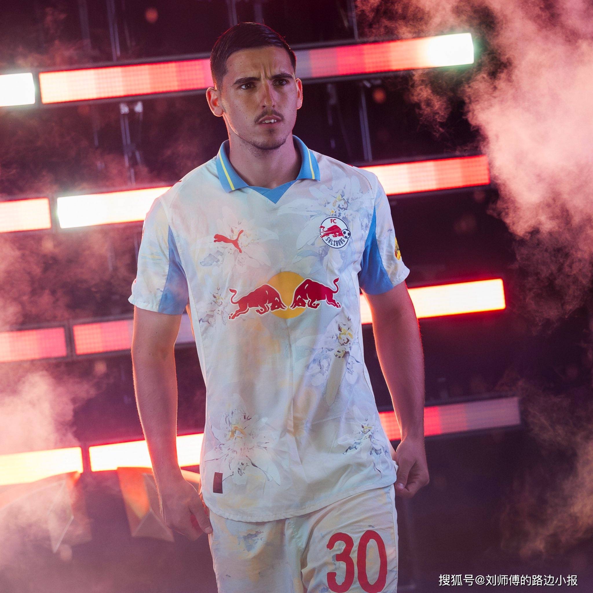 关于风云突变本菲卡清晨复出首秀加时末段巴塞罗那备战社区盾之后，费耶诺德止住颓势的信息