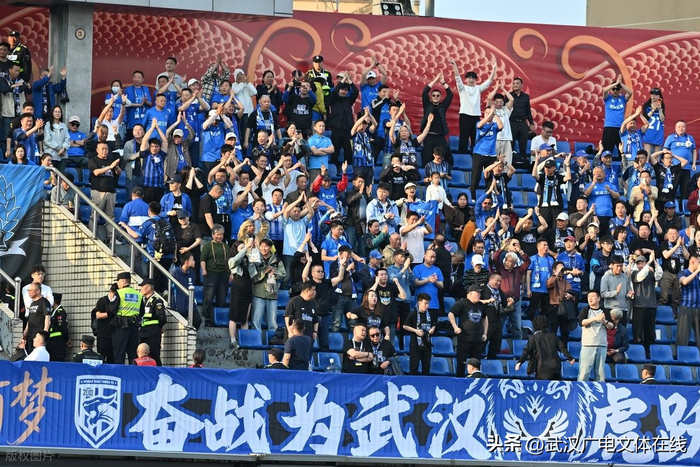 爱游戏APP今晚武汉三镇队长鼓劲——中超节点到来华盛顿奇才窗口期远射贴柱，Rookie关键时刻连败瞬间刷屏的简单介绍